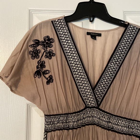 Vintage-Style Detailed Dress - Picture 2 of 9